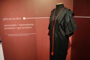 Marcas de História: A beca como Símbolo de Tradição